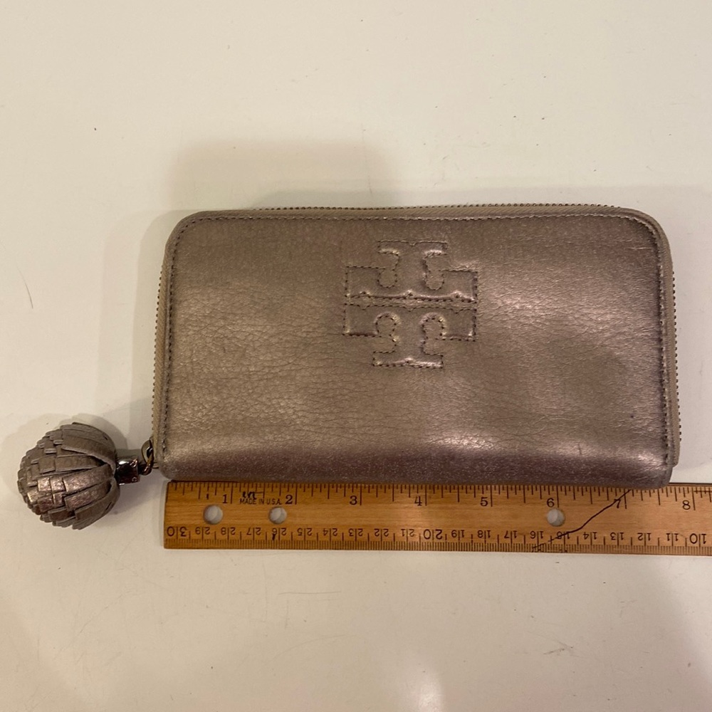 Women’s zip around wallet